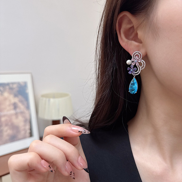 Long elegant retro earrings with zircon drop-shaped for bride