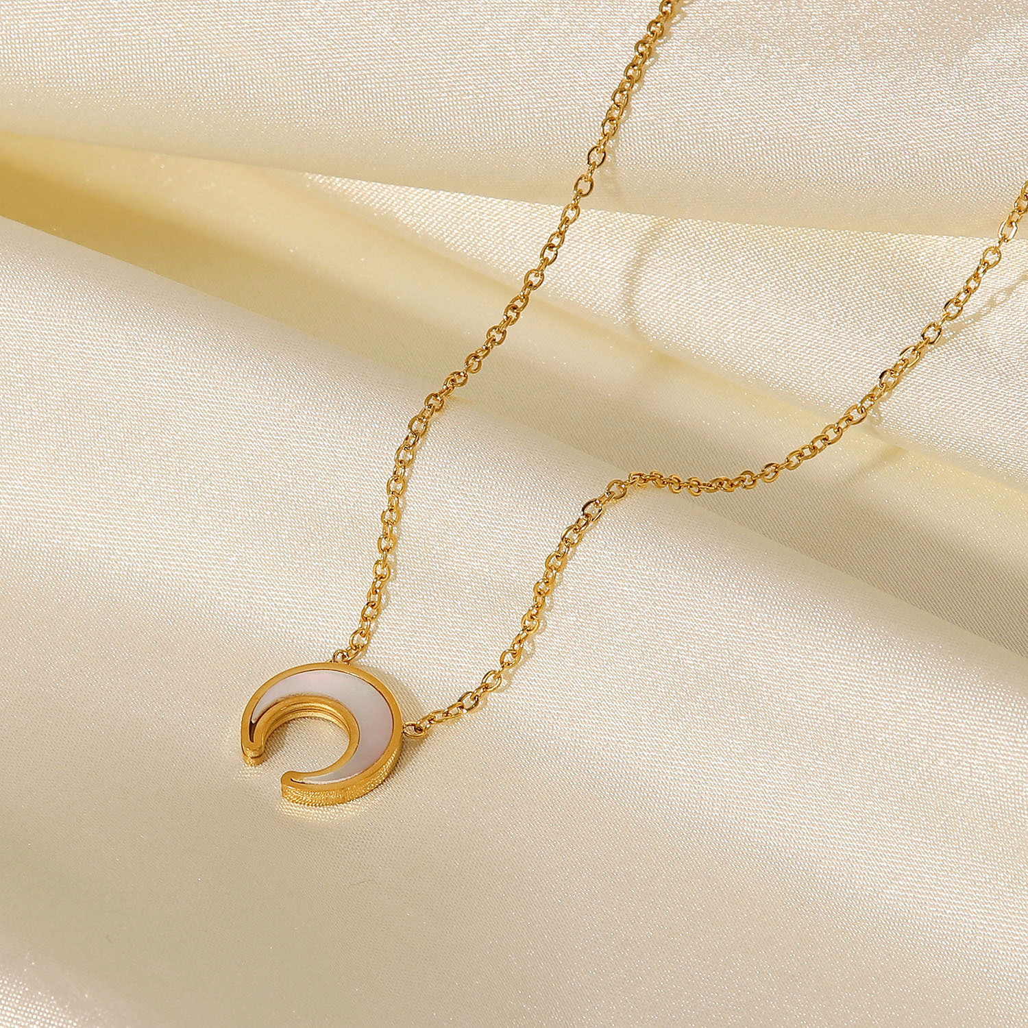 New Style Natural White Shell Crescent Shaped Pendant 18k Gold Plated Stainless Steel Necklace display picture 2