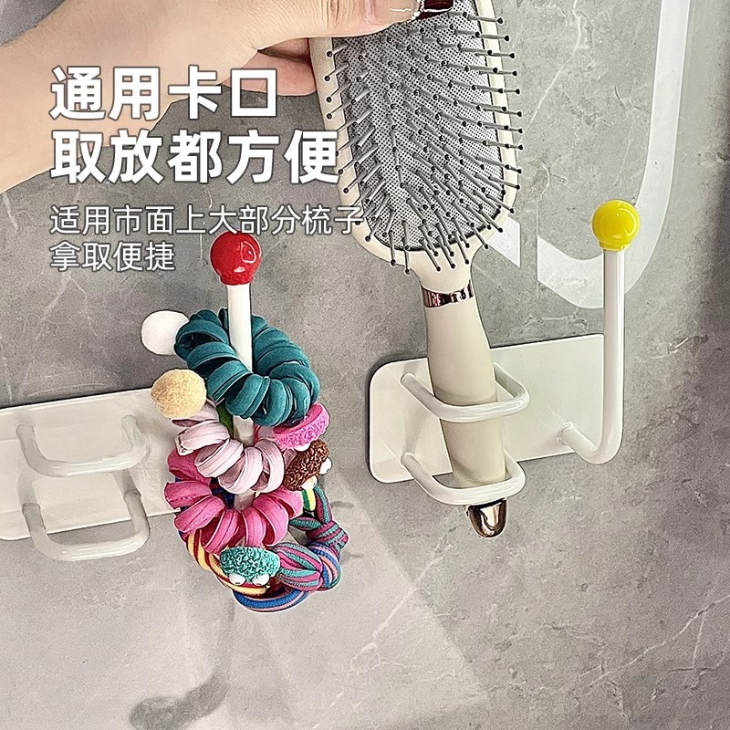 トイレの櫛の髪のカチューシャのひもをフックします。|undefined