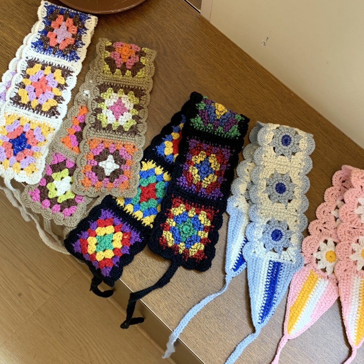 Versión coreana de crochet de punto retro hecho a mano hueco dulce y lindo cinturón para el cabello bufanda triangular de color femenino pañuelo de estilo literario