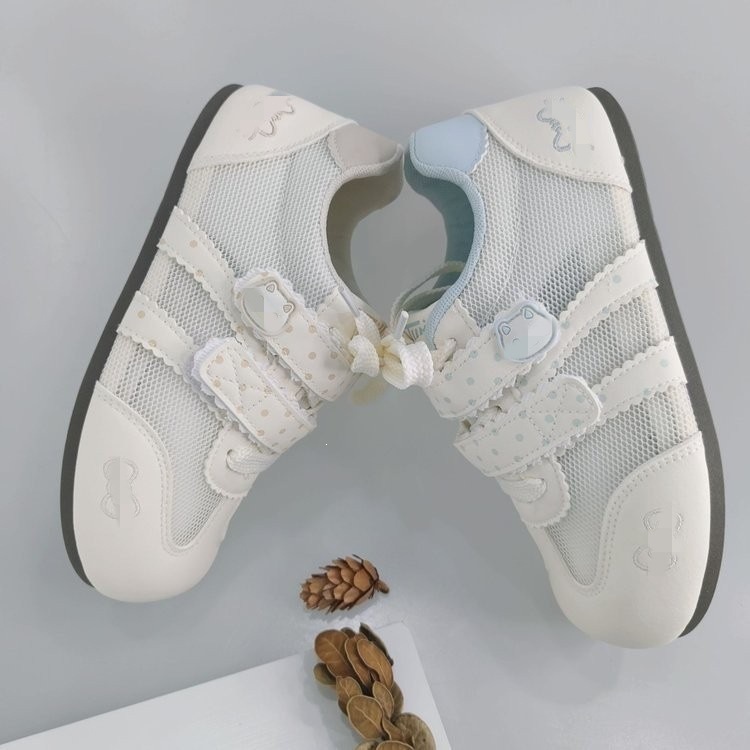 Dulces gatos coreanos zapatos blancos para mujeres 2026 verano nuevos zapatos de skate casuales para estudiantes zapatos deportivos diarios