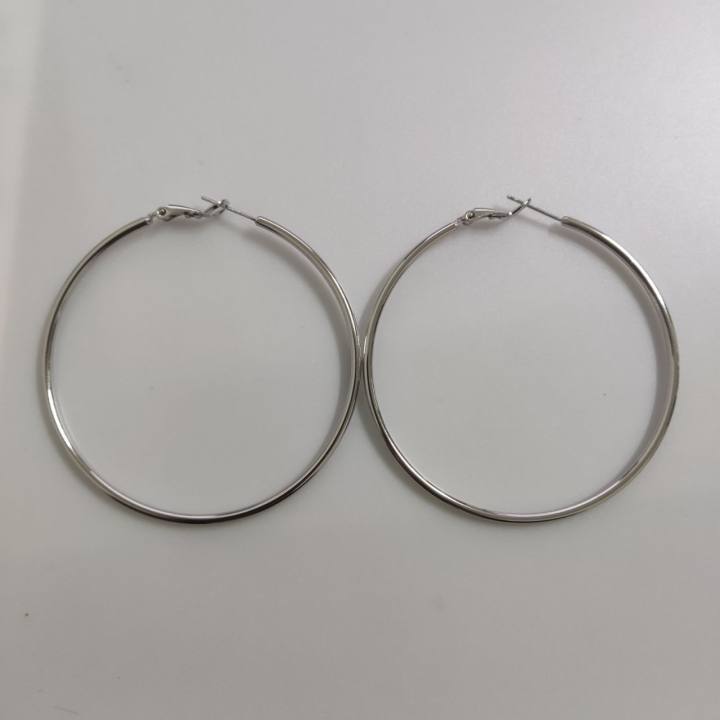 Aguja de plata, anillo de oreja rojo Encola, pendientes de temperamento de nicho retro de moda, pendientes europeos y americanos, lujo ligero, mujeres de alta gama