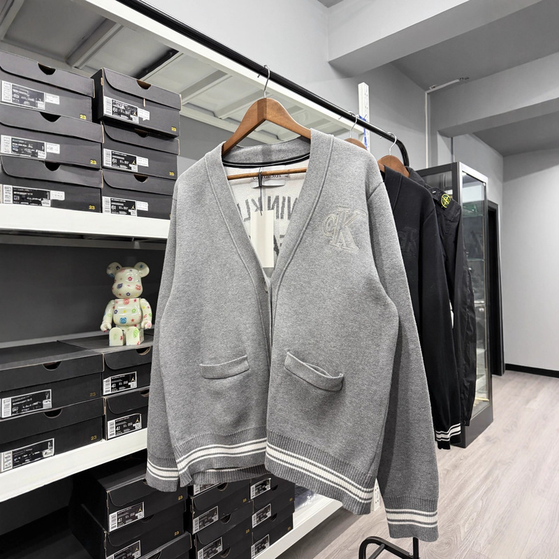 Ckjeans24 Autumn and Winter College Letter Jacquard Color-Blocked Button V-Neck Heavy-Duty Knitted Cardigan White Jeans for Men