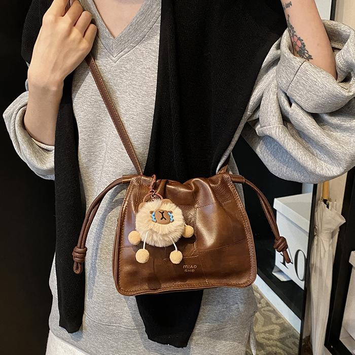 Otoño y invierno retro bolso explosivo para mujeres 2024 nuevo estilo de tendencia universal bolso pequeño estilo coreano nicho de alta calidad bolso de mochila