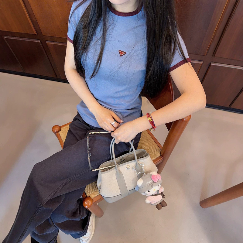 P+ High-End Color-Blocked Collar Slim-Fit Short-Sleeve T-Shirt for Women with Metal Triangle Logo, Summer Simple Slimming Basic Style