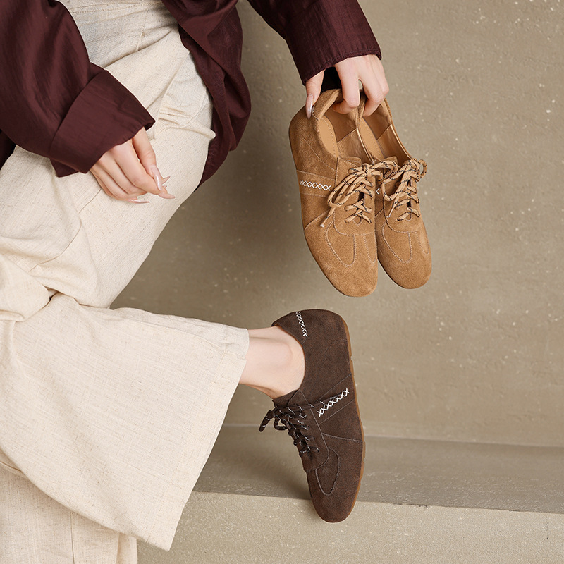 Giày sneaker nữ cổ điển mũi tròn chất liệu da lộn, đế tăng chiều cao, dây buộc — màu nâu