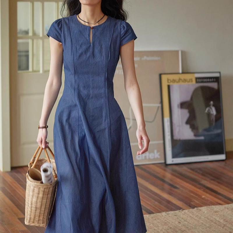 French-Style One-Button Round-Neck Waist-Cinching Dress, Summer 2025 New Style, Elegant and Slimming Long Dress