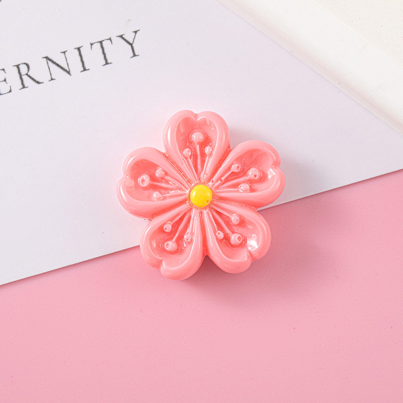 Venta directa de fábrica de cinco pétalos serie flor de cerezo accesorios de resina flor corazón Bud serie fresca crema más parche de horquilla