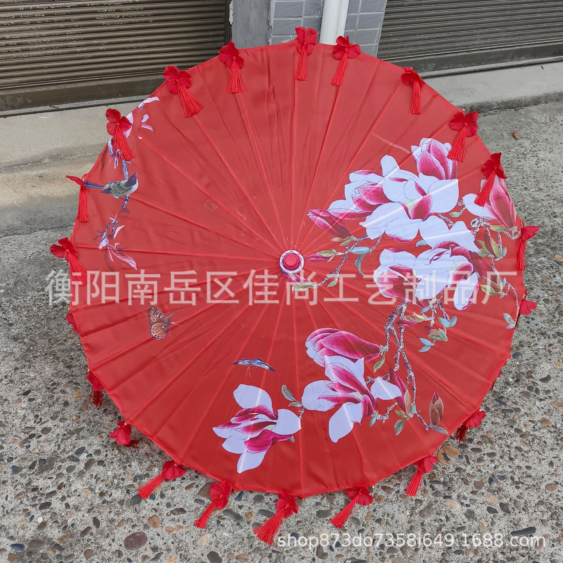 목련 붉은 꽃잎 우산