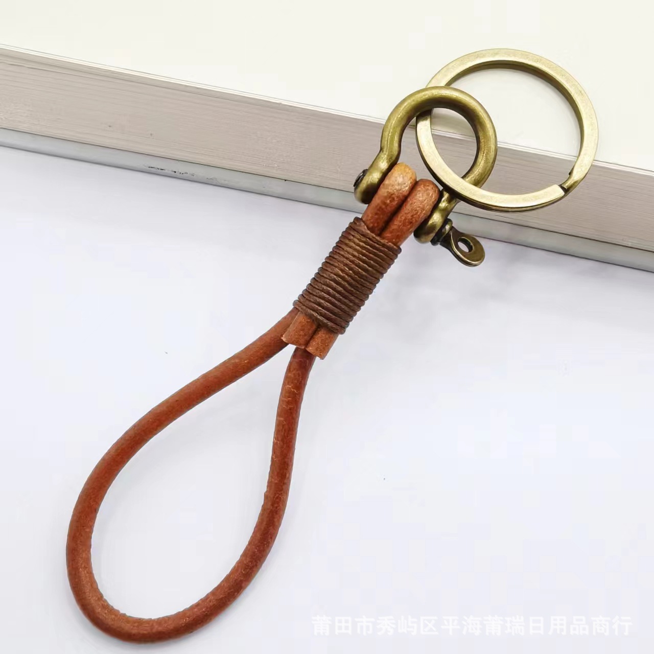 純粋な天然の本色の牛の縄のキーホルダーは自動車のチェーンの復古の簡単な包みを編みます。