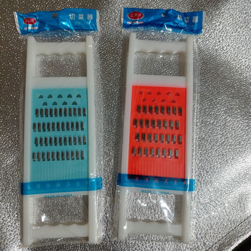5元店はプラスチックの板を厚くして太さを削ります。|undefined