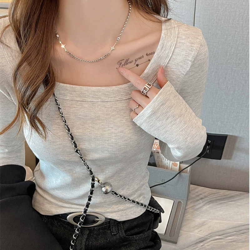 Весеннюю и осеннюю нижнюю рубашку с квадратным вырезом можно носить снаружи и внутри