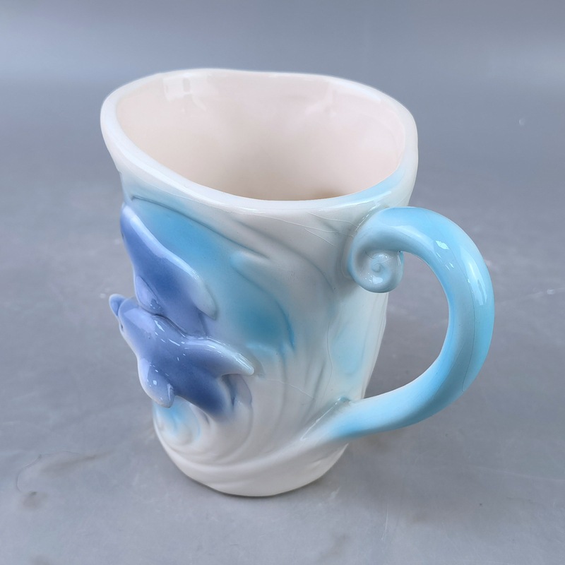Delfín en relieve fresco creativo bajo vidriado pintado a mano ballena tridimensional pez globo animal marino cerámica taza de café