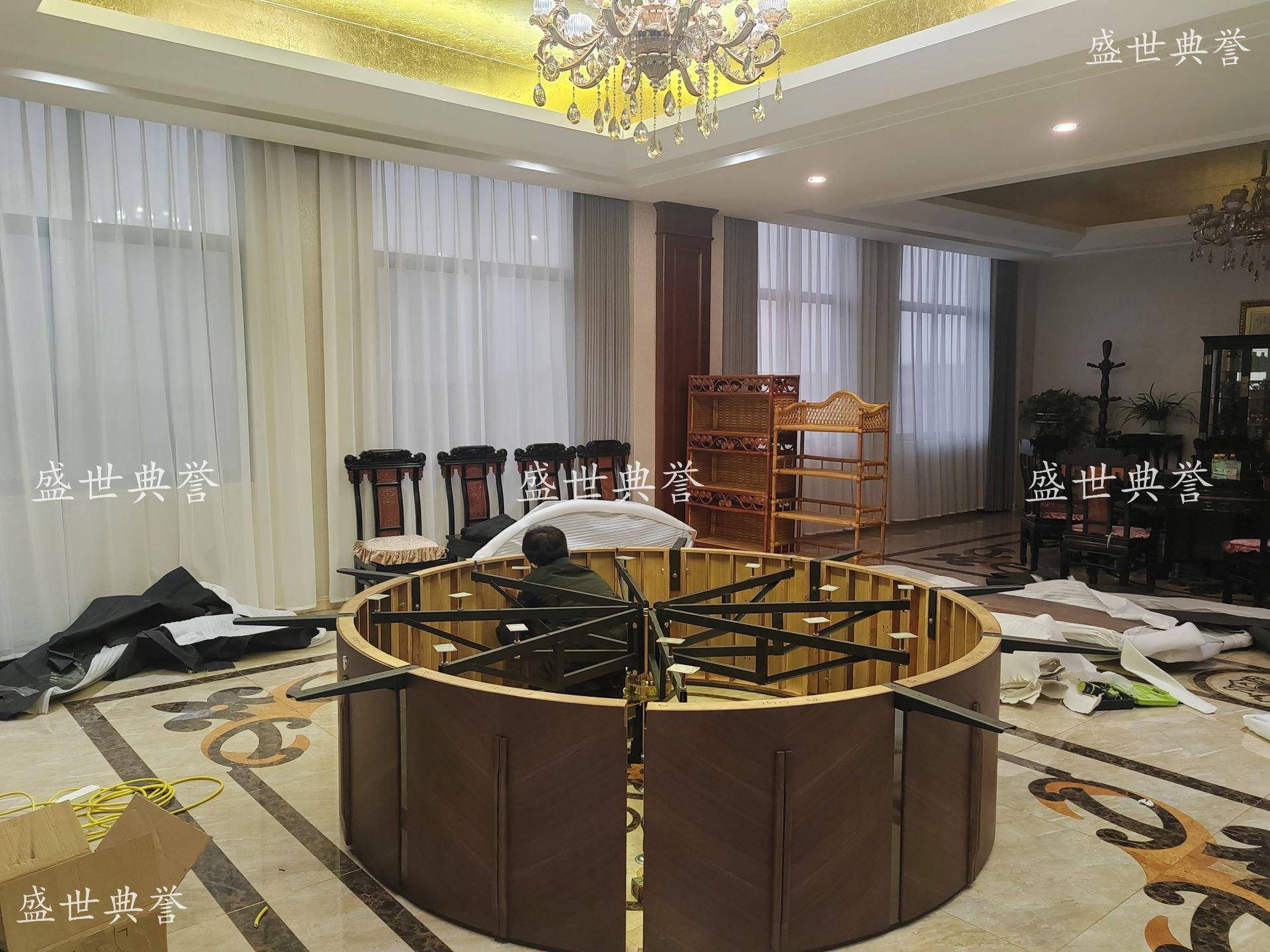 Taizhou hotel and catering furniture manufacturer direct sales: New electric dining tables for seafood restaurants, high-end solid wood round tables for clubs pic 1
