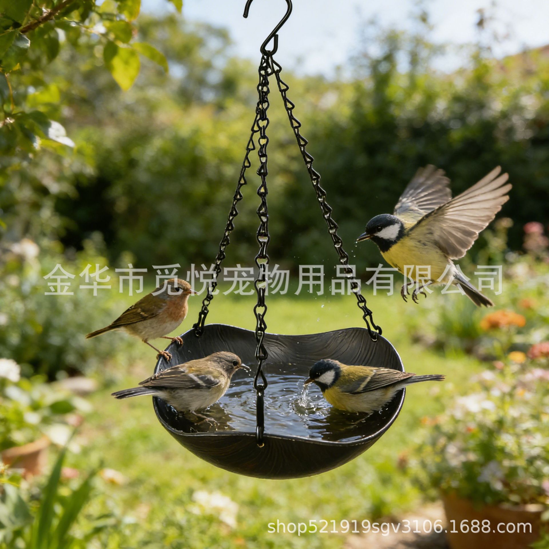 1086 悬挂式鸟浴池专为鸟类嬉戏而特别设计。其敞开的碗状空间内