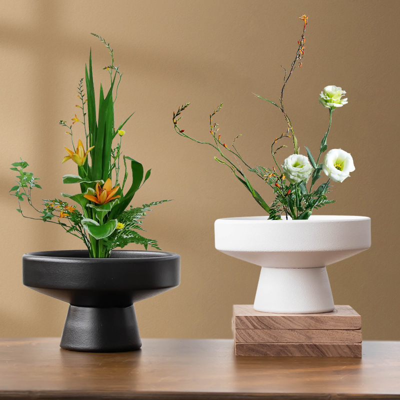 創意は簡単で、剣山の生け花器の植木鉢に飾られています。|undefined