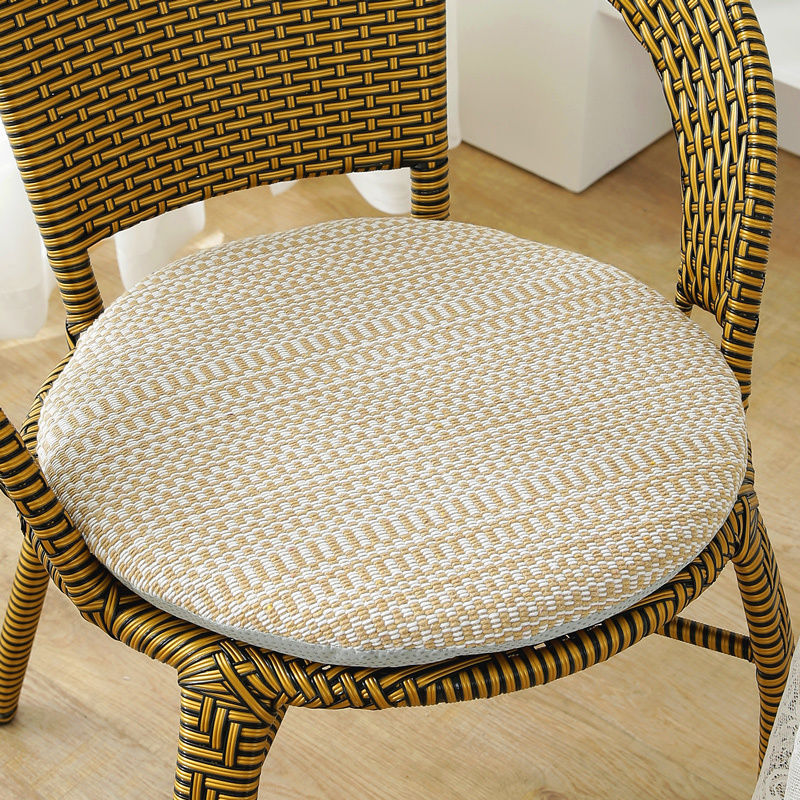 綿麻の円形の座布団を厚くして、藤の椅子の座布団を分解して洗うことができます。