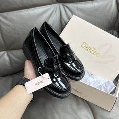 新商品の漆皮の小さい靴の女性の英倫学院の風の黒色の太い靴の楽福の靴