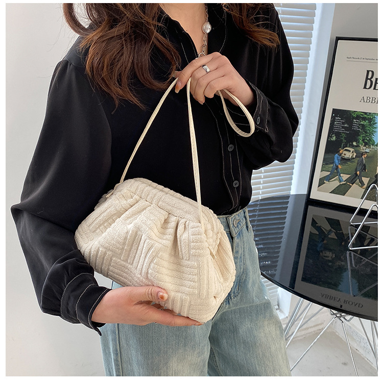 184g Weight Polyester Lining Material Clasp Frame Closure Type Sling Strap Strap Type Crossbody Bag Bags Type Casual, Daily, Shopping Occasion velvet Material Solid Color Pattern All Seasons Season Women's Gender Basic Style Cloud Shape Shape Women's Velvet Solid Color Basic Cloud Shape Clasp Frame Crossbody Bag 20
