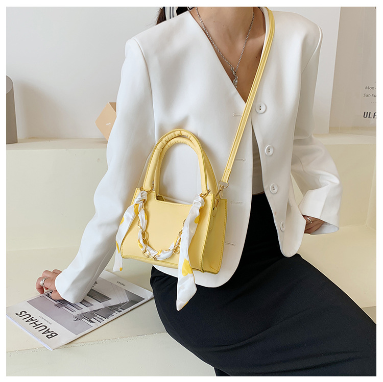 Retro Popular Small Fashion Women 2021 New Korean Style Fashion Solid Color Silk Scarf Thick Chain Shoulder Crossbody Baguette Bag display picture 8