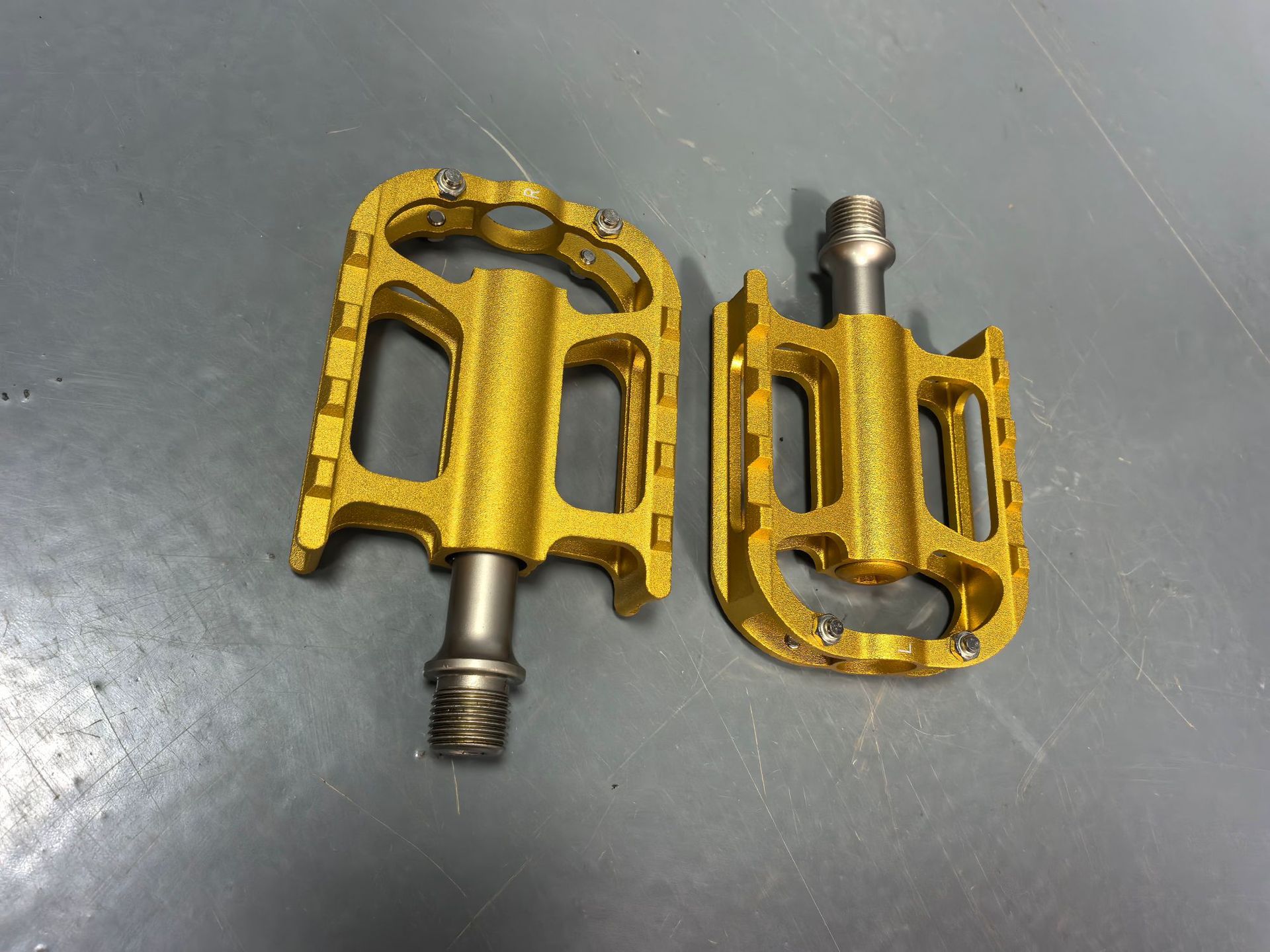 Supply of Lightweight Bearing Aluminum Alloy Pedals for Road Bikes, Folding Bikes, and Double Bearing Pedals