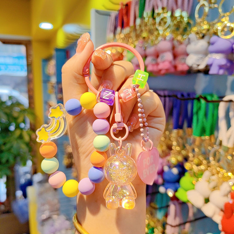 Nuevo acrílico conejo con cuentas llavero bolsos creativos pequeños colgantes de cuentas de color fresco cadena de teléfono móvil al por mayor