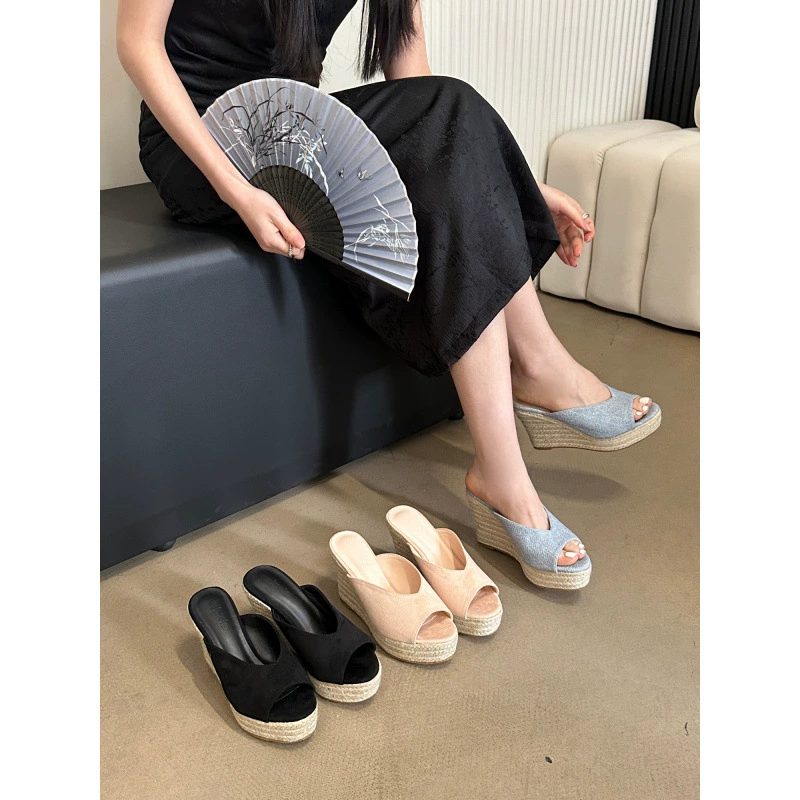 2025 новые холодные тапочки с наклоном на каблуке тканые шпагаты с толстым дном водонепроницаемый стол сплошной цвет высокие каблуки женские тапочки