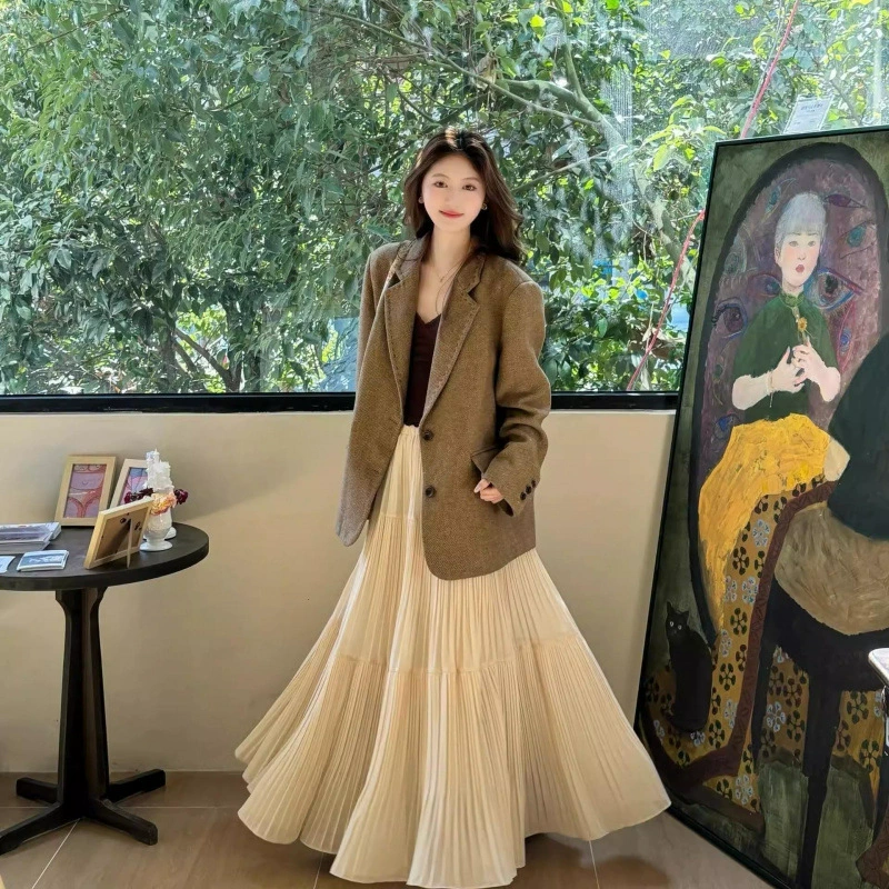 Весной 2025 года носите полный набор высокого темпераментного пиджака из сетки плиссированной юбки из двух частей