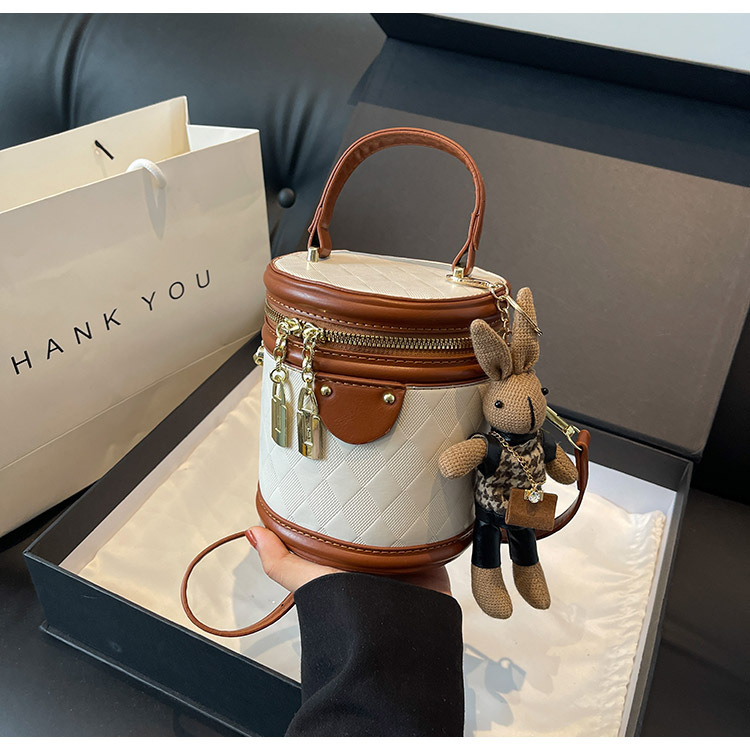 다크 브라운 펜던트와 쌀 화이트