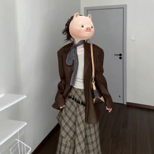 The Korean-style 2025 fall/winter three-piece outfit—suit jacket + base layer top + plaid skirt—is super stylish!