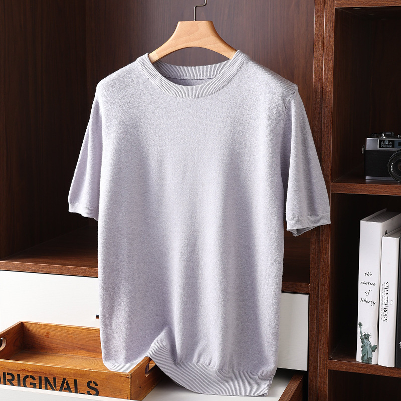 summer thin knitted T-shirt with a round collar for leisure