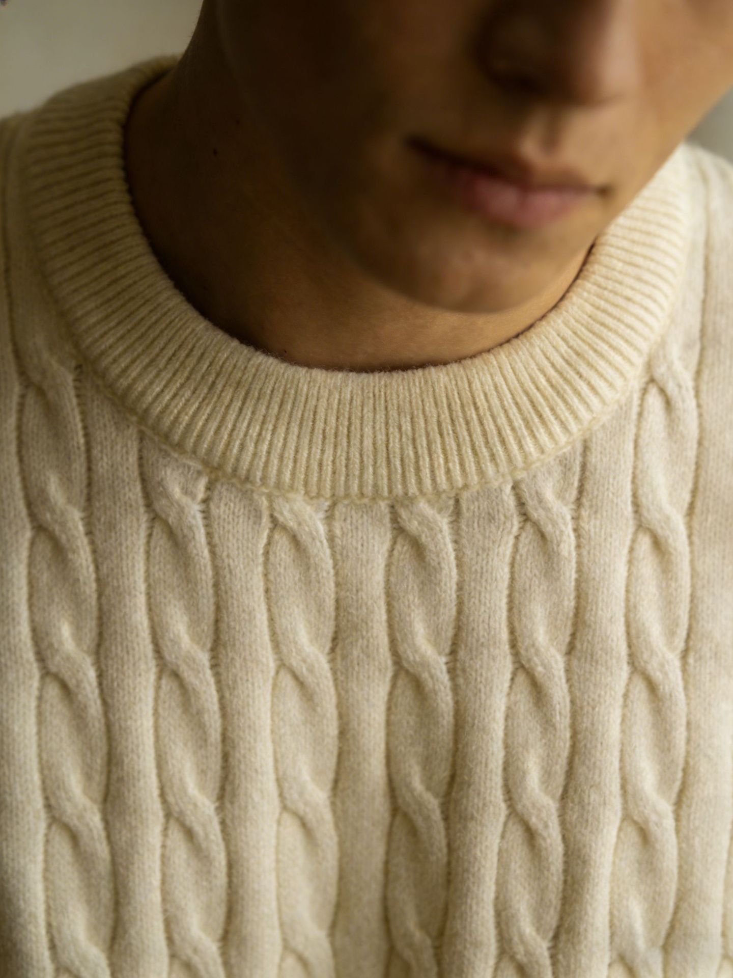 Transfronterizo de ropa de hombre otoño 2025 nuevo suéter de textura tridimensional entrelazado para hombres camisa de punto de fondo de estilo viejo