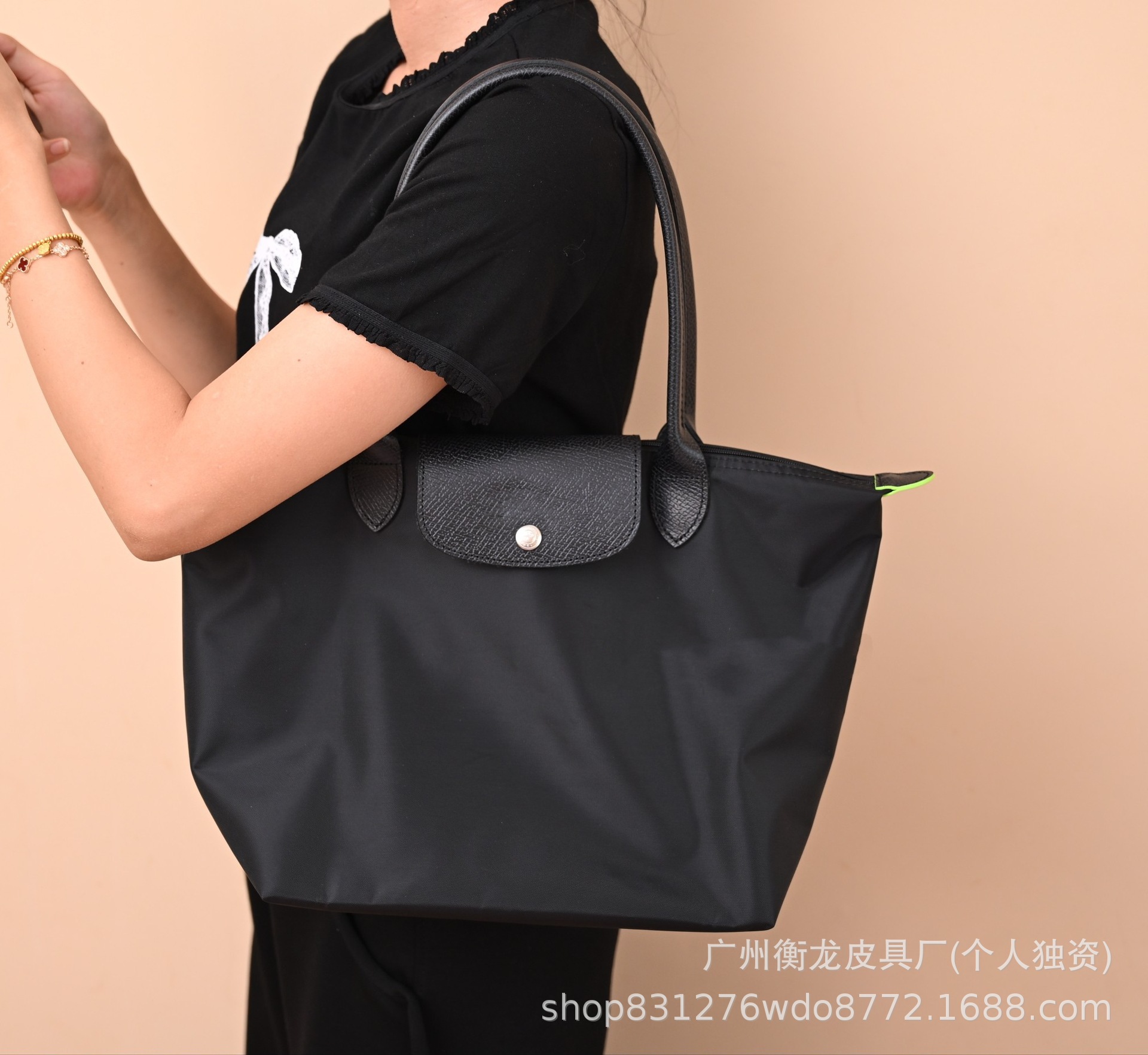 フランスの竜は高く上げてナイロンのカバンを包んで、女性のカバンの長い柄はギョーザの包みを持って折り畳みます。