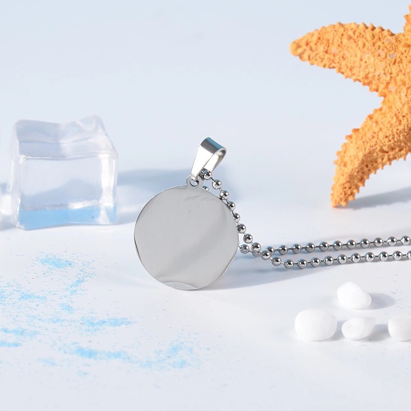 En stock Acero inoxidable titanio acero Etiqueta de perro redondo blanco metal colgante etiqueta PET colgante Tarjeta de Identificación láser grabado