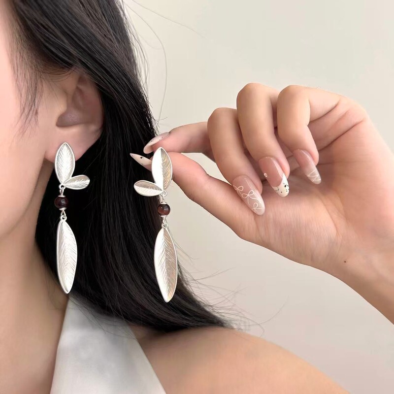 European and American Cross-Border Exaggerated Metal Leaf Earrings High-End Fashion Retro Luxury Earrings for Women Cool Style Earrings for Women European and American Cross-Border Exaggerated Metal Leaf Earrings High-End Fashion Retro Luxury Earrings for Women Cool Style Earrings for Women