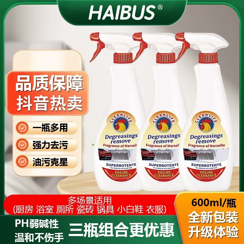 Большой петух очищает от масла на кухне