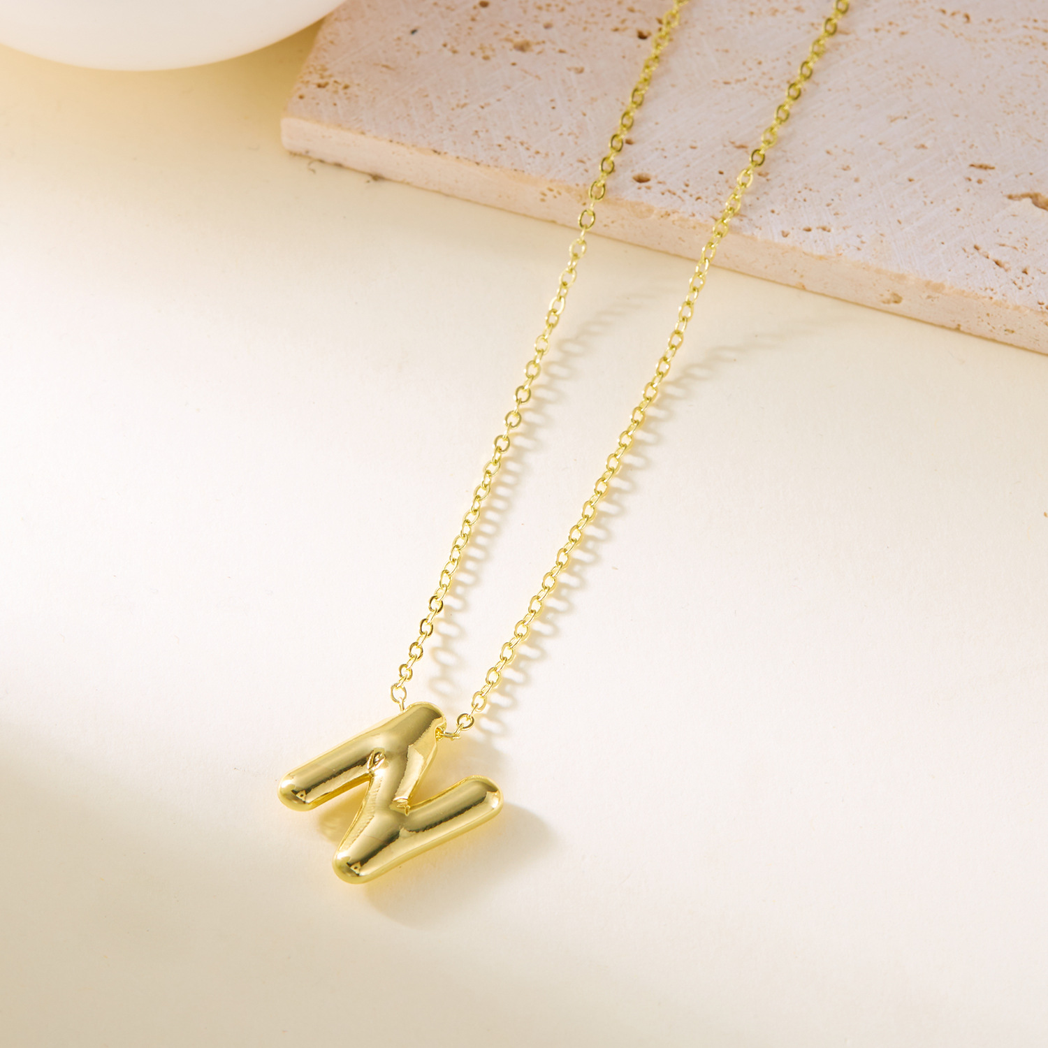 Collier avec pendentif lettre initiale style ballon original_voghion.com