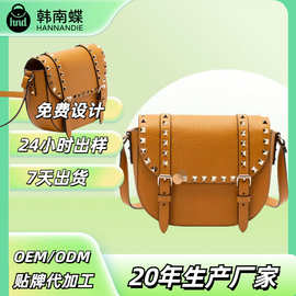 广州工厂定制品牌女包2025女春新款翻盖单肩包铆钉个性时尚马鞍包