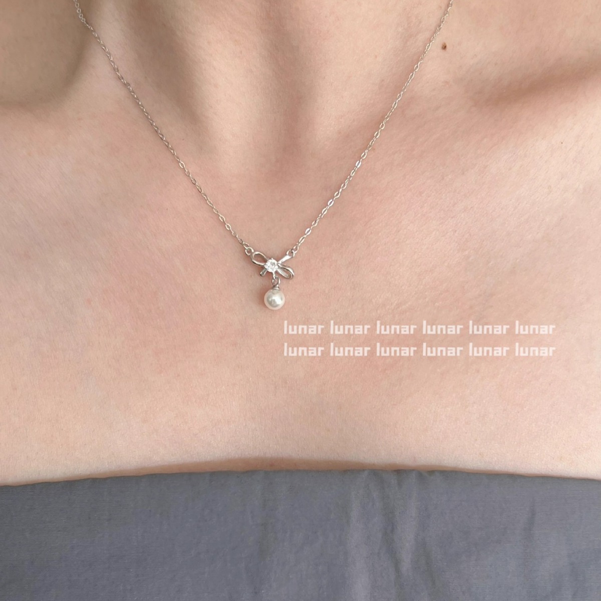 Pendant with bow pearl
