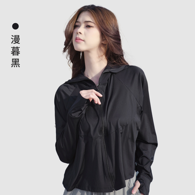 空の青い原紗の氷感のゆったりしたタイプの日焼け止めの服は帽子をかぶって紫外線を防ぎます。