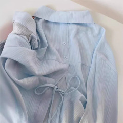薄いタイプの微透長袖日焼け止めカーディガンの背中には、青いシャツ付きの女性夏のファッションカジュアルシャツのコートがあります。