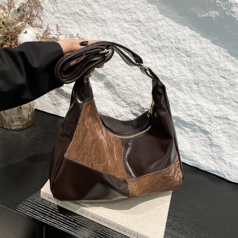 Coreano de tendencia de gran capacidad relajada sensación de moda bolsa de tote otoño / invierno 2024 nuevo estilo extranjero empalme bolso de hombro