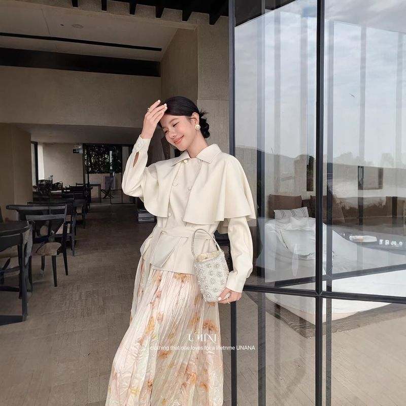 U+Mini Thirteen Lines D9185 New Korean Style Short Trench Coat with a Feminine Vibe and Turn-Down Collar (with Waist Belt) for Women U+Mini Thirteen Lines D9185 New Korean Style Short Trench Coat with a Feminine Vibe and Turn-Down Collar (with Waist Belt) for Women