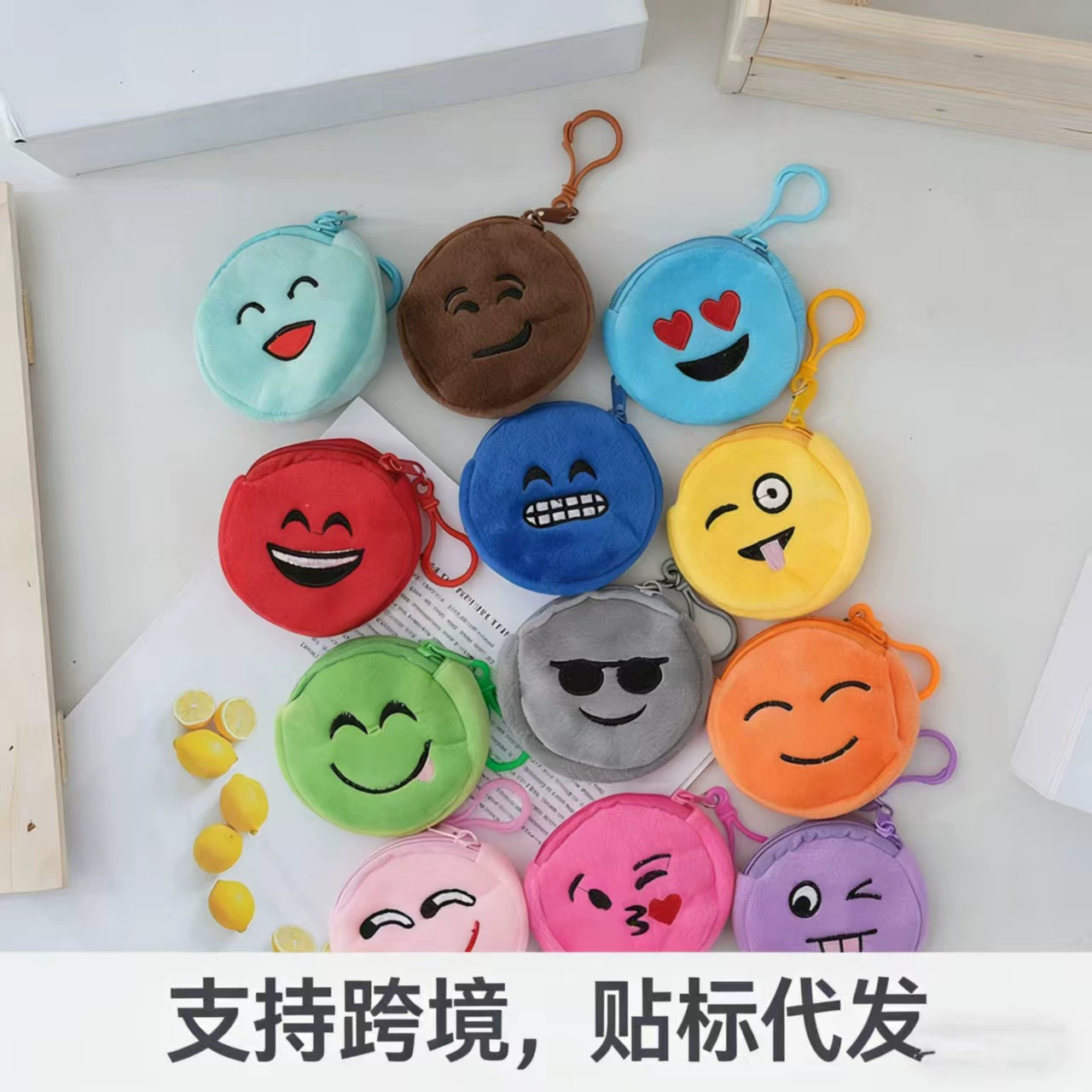 Кошелек-монетница 2026 года, круглый, в ассортименте стилей и цветов, с эмодзи, мультяшной вышивкой, маленькая сумочка, детская монетница, плюшевая сумочка