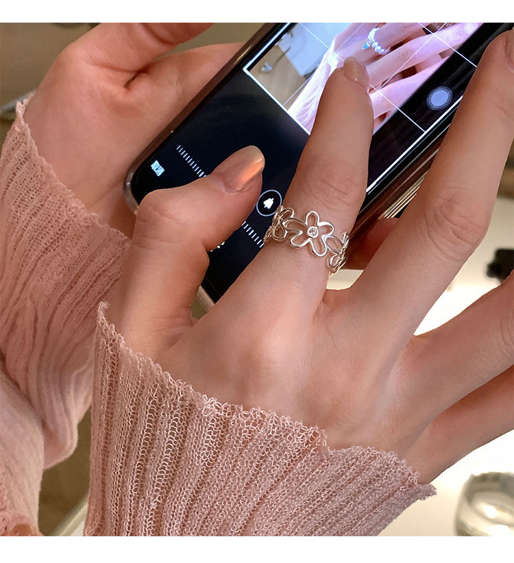 Minimalist Hollow Flower Ring For Women In Pure Silver Adjustable_voghion.com