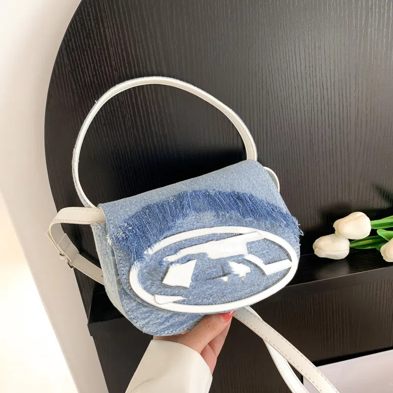 Comercio exterior transfronterizo moda todo fósforo diseño de nicho bolso Ding Dong bajo axila bolso diagonal de un solo hombro versión alta bolso de herradura celebridad de Internet
