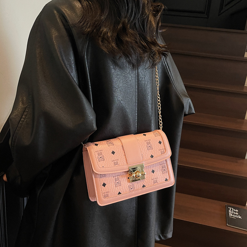 Este año, bolsos populares de color chocante para mujeres 2026 nueva moda, bolsos de cinturón de cadena versátil, bolsos exquisitos, bolsos cuadrados superfuegos