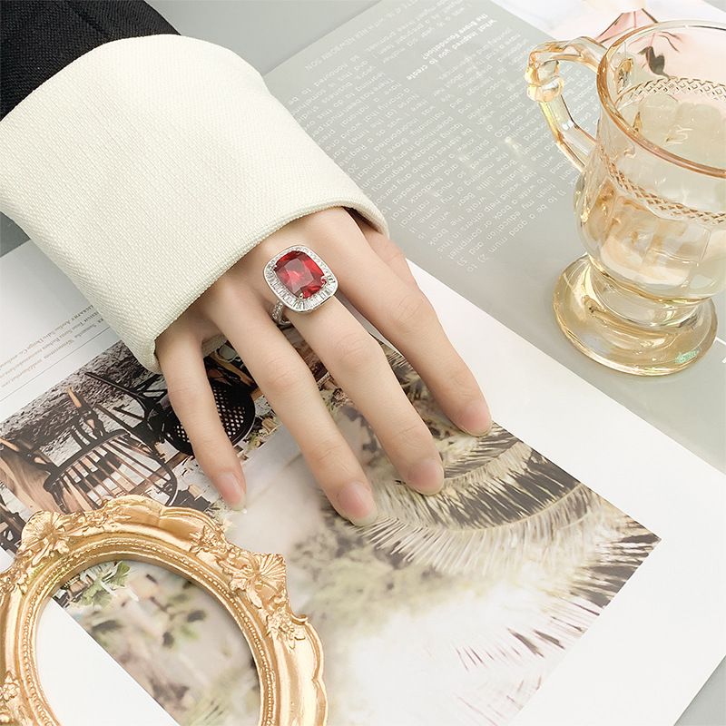 2024 nuevo estilo Zhuang Sheng joyería cobre inferior chapado en oro simulación color tesoro corindón grasa luz rectangular anillo de lujo hembra 12*16