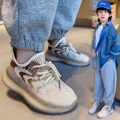 2025春夏の柔らかい底の滑り止めの子供の飛織靴の女の子のココナッツの靴の通気ネットの男の子のカジュアルシューズの卸売り