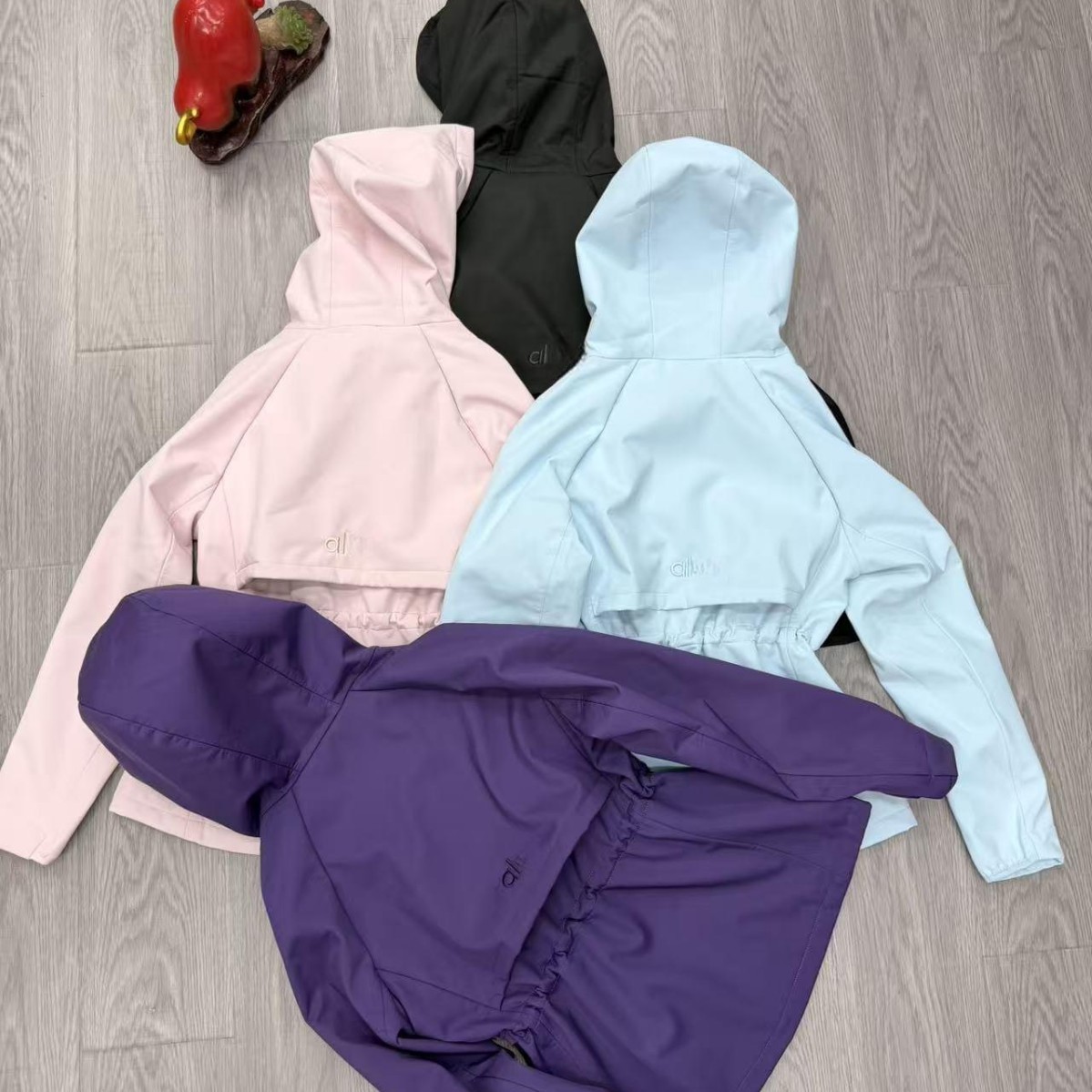 New outdoor mountain-style windproof and water-resistant softshell jacket, suitable for hiking and casual wear, with a hood